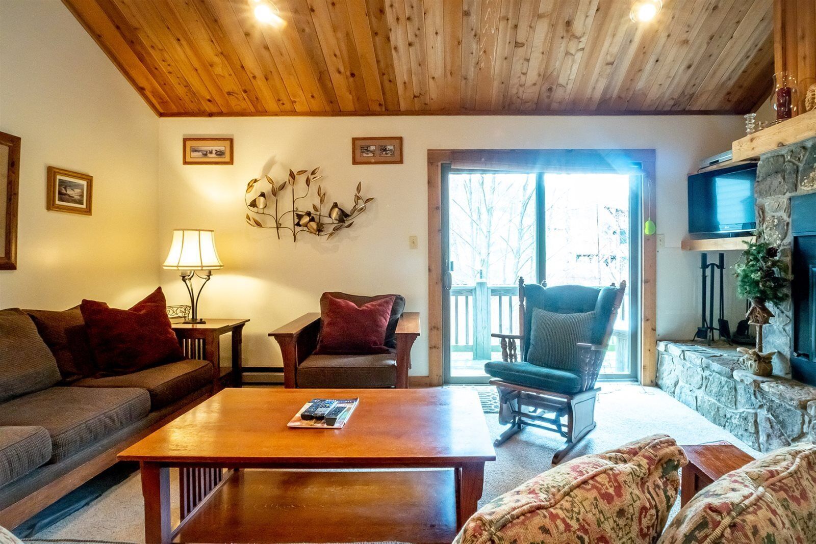 Rumah | Ruang keluarga | TV, perapian, dan pemutar DVD