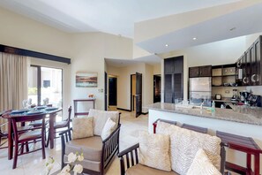 Living room - Apartment With Pool View (Liberia)