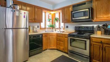 House | Dapur peribadi | Peti sejuk, ketuhar gelombang mikro, ketuhar, dapur