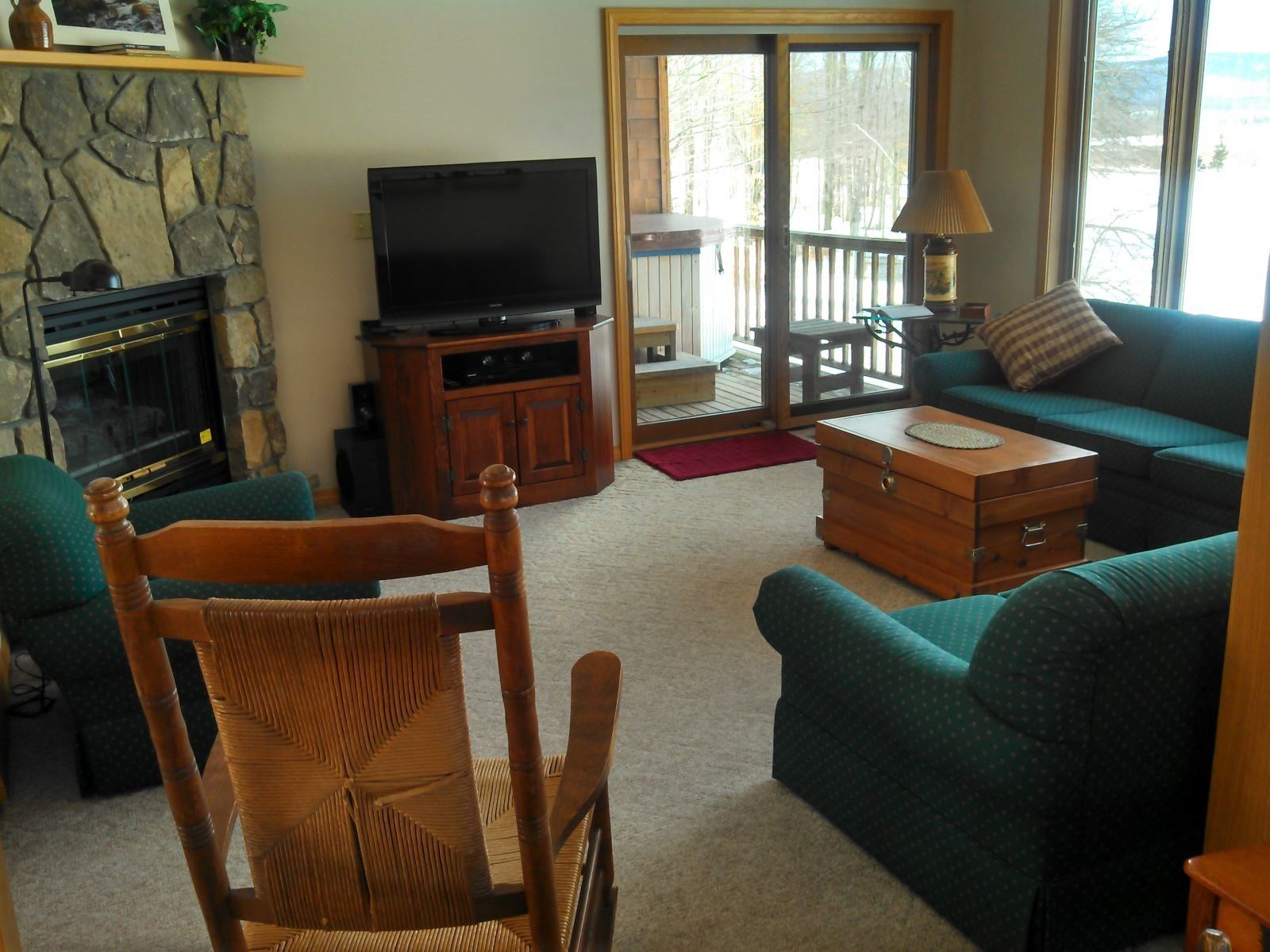 Rumah | Ruang keluarga | TV layar datar, perapian, pemutar DVD, dan peralatan stereo