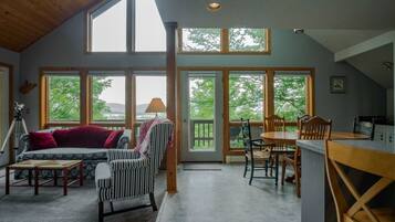 House | Living room | Flat-screen TV, fireplace, DVD player