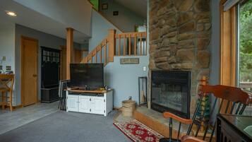 House | Living room | Flat-screen TV, fireplace, DVD player