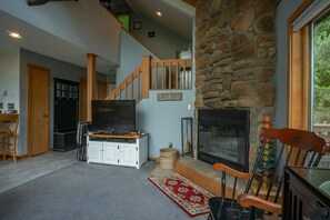 House | Living room | Flat-screen TV, fireplace, DVD player - Mountain Mama (Davis)