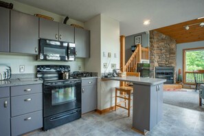 Casa | Cocina privada | Frigorífico, microondas, horno y placa de cocina