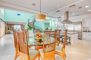 House, Multiple Beds (Apartment with Sea View) | Dining