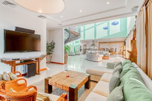 บ้านพัก, หลายเตียง (Apartment with Sea View) | บริเวณนั่งเล่น