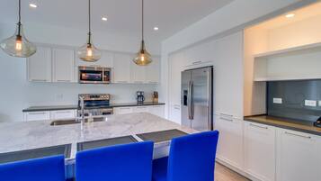 House, 1 King Bed with Sofa bed (Apartment with Sea View) | Private kitchen