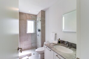 House, 1 King Bed with Sofa bed (Apartment with Sea View) | Bathroom - Apartment With Sea View (Pavón)