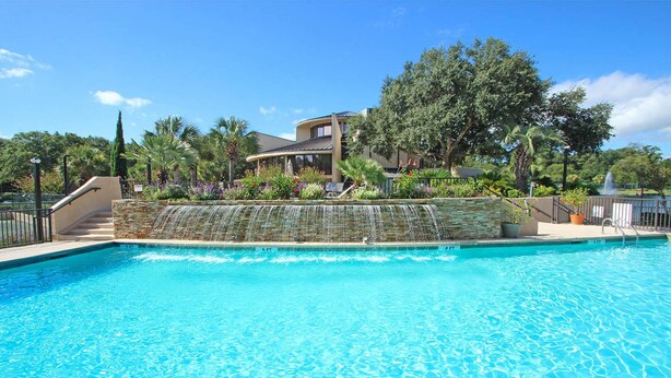 Outdoor pool - Two-bedroom Apartment (Hilton Head Island)