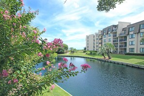 Outdoor pool - Two-bedroom Apartment (Hilton Head Island)