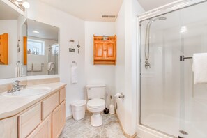 House, 2 Queen Beds (Two-Bedroom Apartment) | Bathroom - Two-bedroom Apartment (Chelan)