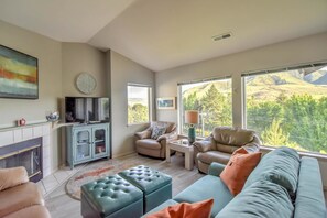 House, Multiple Beds (Two-Bedroom Apartment) | Living area