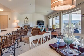 House, Multiple Beds (Two-Bedroom Apartment) | In-room dining