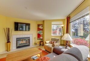 Living area - Two-bedroom Apartment (Chelan)