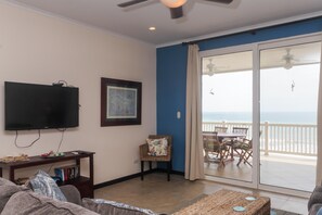 Nhà, 1 giường cỡ king (Apartment with Sea View) | Khu phòng khách