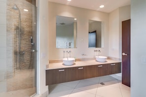 Bathroom - Apartment (Tamarindo)