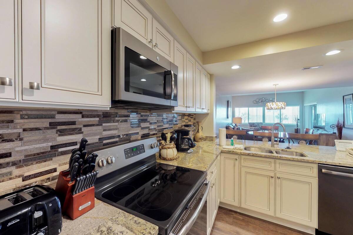 House, Multiple Beds (Two-Bedroom Apartment) | Private kitchen