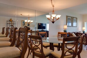House, Multiple Beds (Two-Bedroom Apartment) | In-room dining