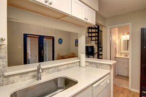 House, 1 Queen Bed with Sofa bed (One-Bedroom Apartment) | Private kitchen