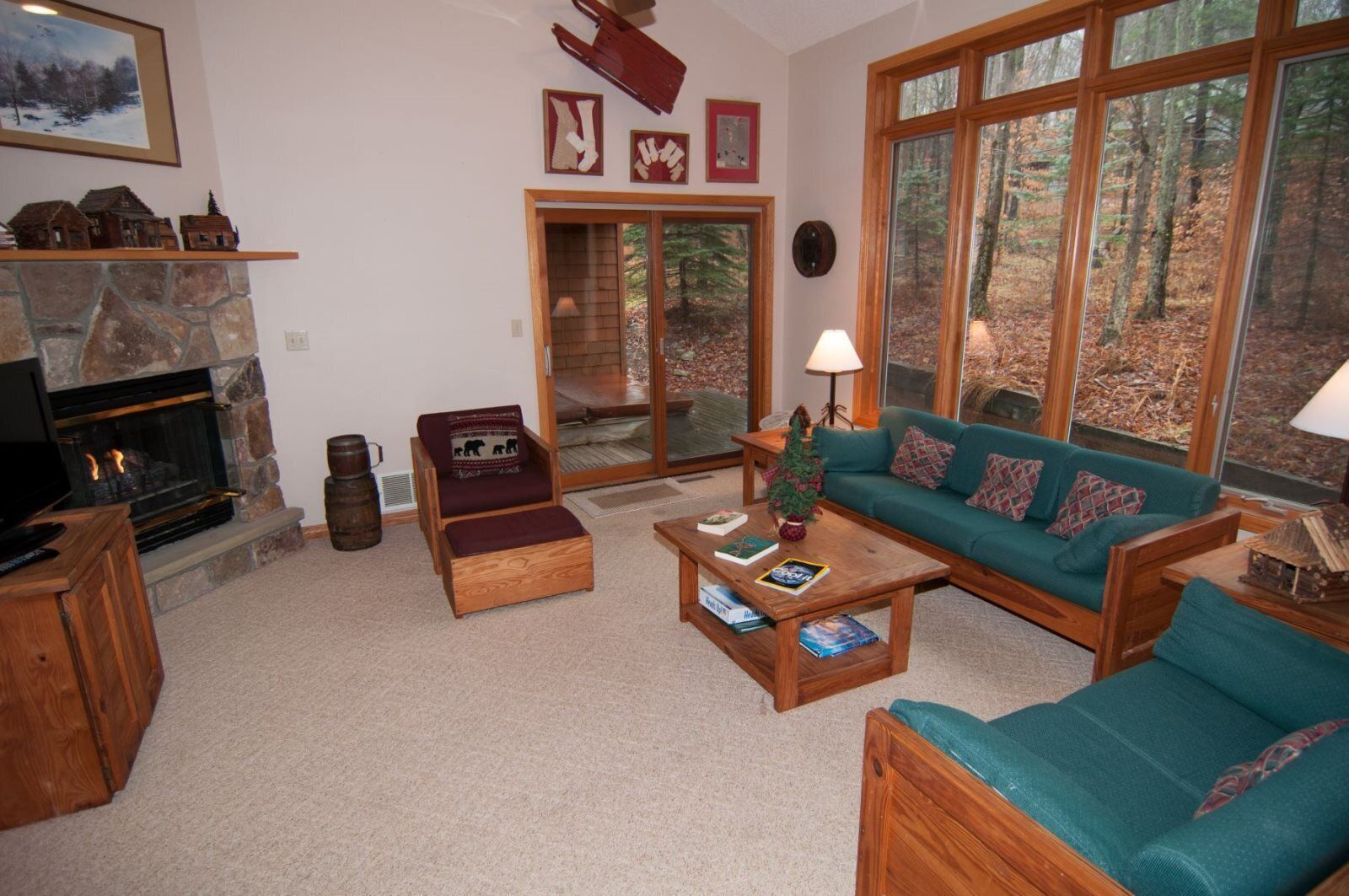 House | Living room | TV, fireplace, DVD player