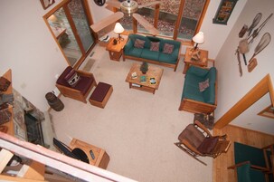 Televisión, chimenea, reproductor de DVD