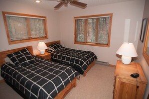 3 bedrooms, desk, free WiFi, bed sheets - Mountain Shadows (Davis)