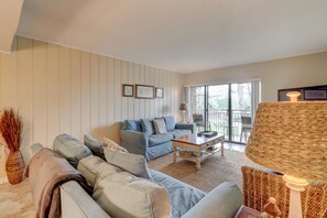 House, Multiple Beds (Two-Bedroom Apartment) | Living area