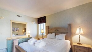 House, 1 Queen Bed with Sofa bed (Two-Bedroom Apartment)