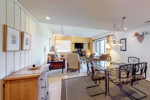 House, 1 Queen Bed with Sofa bed (Two-Bedroom Apartment) | In-room dining