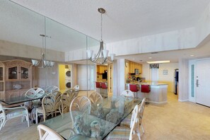 House, Multiple Beds (Three-Bedroom Apartment) | In-room dining