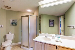 House, 1 King Bed with Sofa bed (One-Bedroom Apartment) | Bathroom