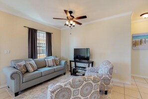 Casa, varias camas (Three-Bedroom Apartment) | Área de sala de estar
