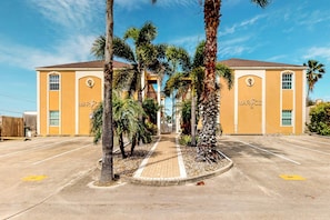 Rumah, Beberapa Tempat Tidur (Three-Bedroom Apartment) | Eksterior