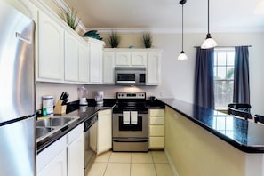 Rumah, Beberapa Tempat Tidur (Three-Bedroom Apartment) | Dapur pribadi