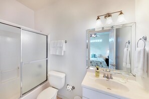 House, Multiple Beds (Three-Bedroom Apartment) | Bathroom