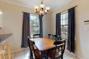Casa, varias camas (Three-Bedroom Apartment) | Servicio a la habitación