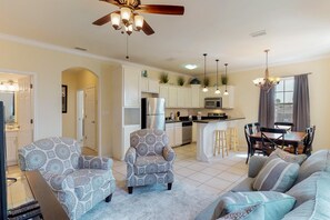 Rumah, Beberapa Tempat Tidur (Three-Bedroom Apartment) | Area keluarga