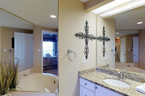 Maison, 1 très grand lit et 1 canapé-lit (One-Bedroom Apartment) | Lavabo de la salle de bain