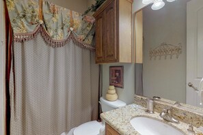 House, Multiple Beds (Two-Bedroom Apartment) | Bathroom