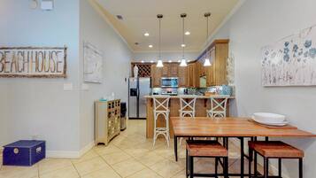 Rumah, Beberapa Tempat Tidur (Two-Bedroom Apartment) | Makan di kamar