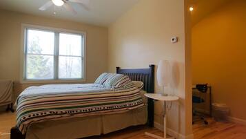 4 bedrooms, desk, free WiFi, bed sheets