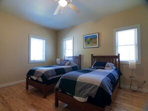 4 bedrooms, desk, free WiFi, bed sheets - Ilam House (Davis)