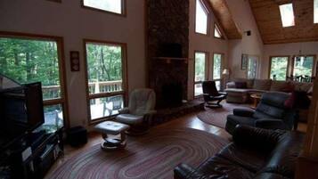 獨棟房屋 | 客廳 | 平面電視、壁爐、 DVD 播放機