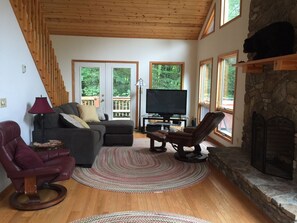 House | Living room | Flat-screen TV, fireplace, DVD player