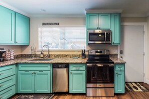 House, Multiple Beds (One-Bedroom Apartment) | Private kitchen