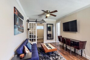 House, Multiple Beds (One-Bedroom Apartment) | Living area