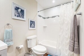 House, Multiple Beds (One-Bedroom Apartment) | Bathroom