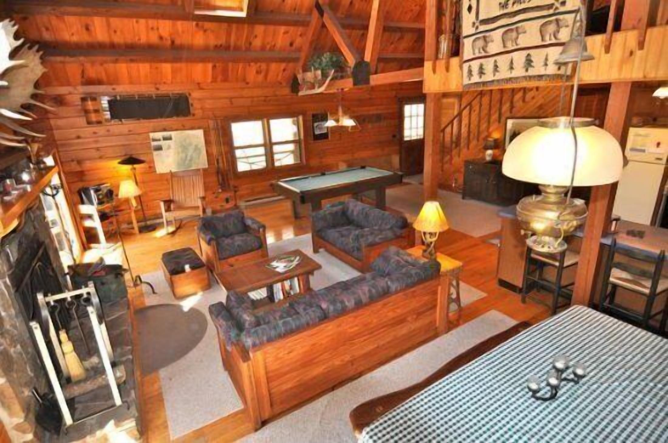 Rumah | Ruang keluarga | TV layar datar, perapian, pemutar DVD, dan buku