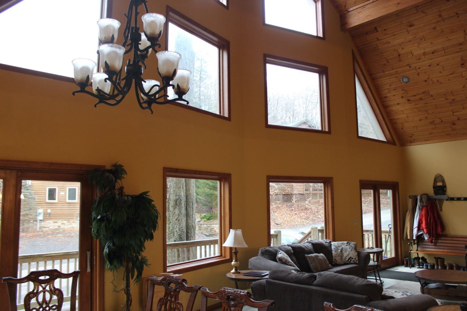 House | Living room | TV, fireplace, DVD player