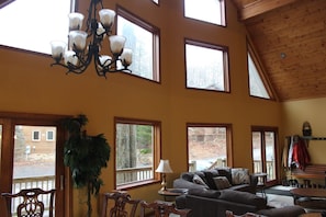 House | Living room | TV, fireplace, DVD player - Huck`s Place (Davis)